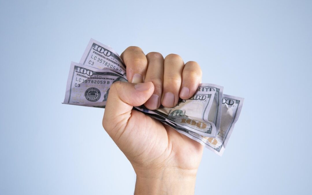 “Et pago la meitat avui i l’altra en cash”: per què fraccionar no és bona idea (i com evitar sancions)
