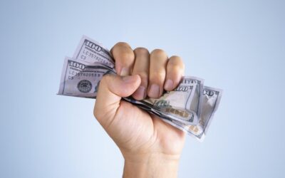 “Et pago la meitat avui i l’altra en cash”: per què fraccionar no és bona idea (i com evitar sancions)